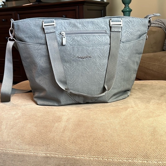 Baggallini Avenue Tote - Picture 1 of 6